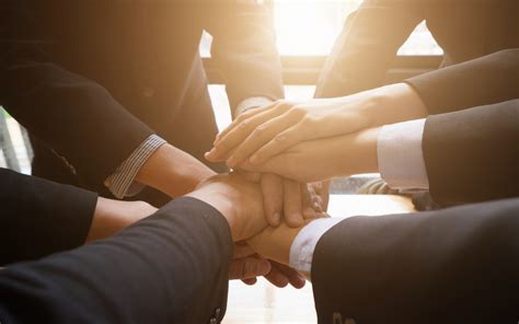 Grafico che mostra la collaborazione tra diverse figure professionali nella cura del paziente