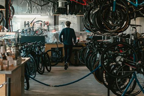 Persona che ispeziona una bici usata con attenzione