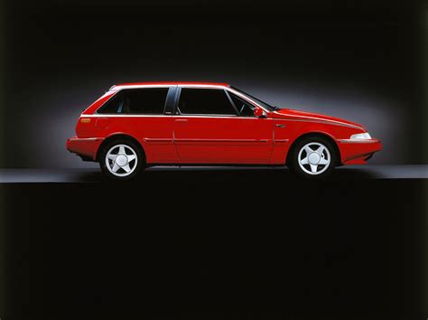 Design futuristico della Volvo 480 con fari a scomparsa