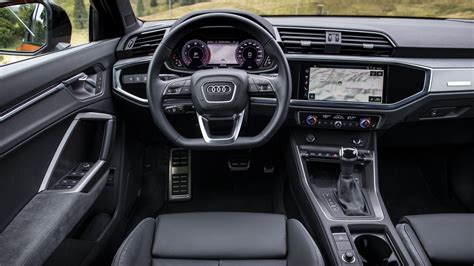 Interni Audi Q3 e-hybrid: plancia e schermi