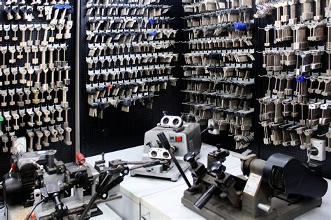 Interno di un centro di duplicazione chiavi auto