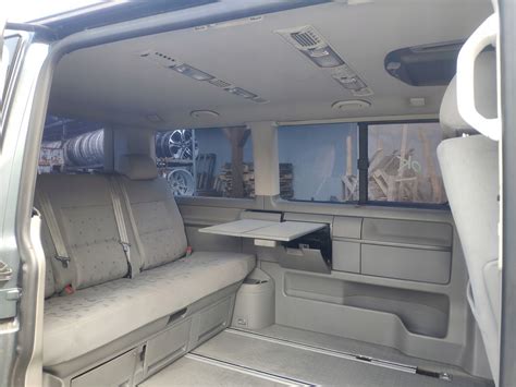 Interni del Volkswagen Multivan T5 con quadro strumenti