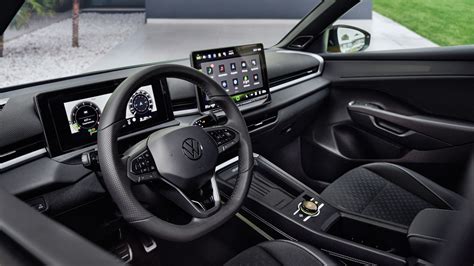 Interni Volkswagen T-Roc con cruscotto digitale e schermo infotainment