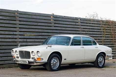 Una Jaguar d'epoca in una classica ambientazione inglese