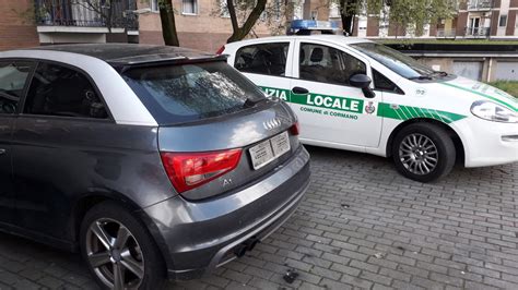Immagine stilizzata di un veicolo rubato e denuncia