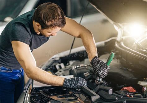 Immagine di un meccanico che lavora sul sistema di sospensione di un'auto