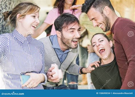 Gruppo di amici che ridono di una battuta allusiva