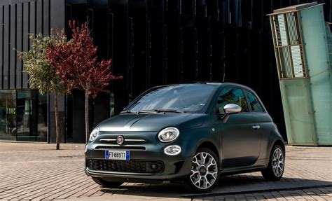 Fiat 500 Dolcevita Hybrid in un contesto urbano