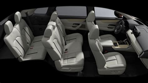 Interni della Mazda CX-80 con configurazione a sette posti