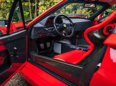 Interno spartano della Ferrari F40