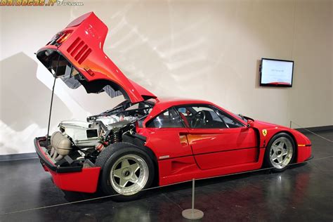 Ferrari F40 Competizione con cofano aperto