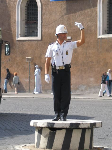 Vigile urbano che dirige il traffico