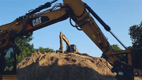 Tecnico specializzato impegnato in una sessione di diagnostica digitale su un escavatore Caterpillar