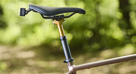 Ciclista che usa un reggisella telescopico in discesa
