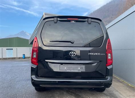 Toyota Proace Verso in azione su strada