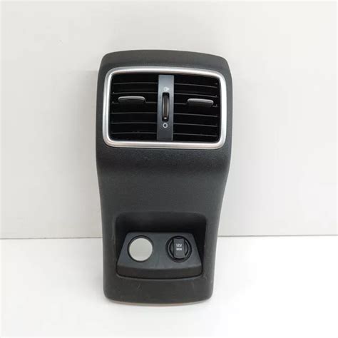 Console centrale di un'auto con bocchette d'aria posteriori visibili