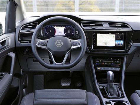 Vista interna di una Volkswagen Touran con enfasi sulla plancia e le bocchette d'aria