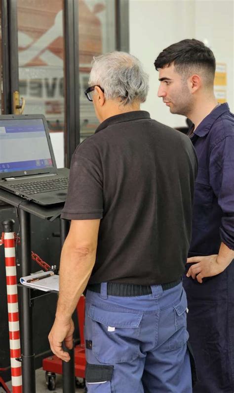 Centrafari professionale in officina