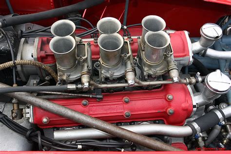Dettaglio del motore V6 Ferrari montato sulla Fiat Dino