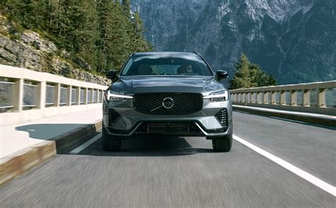 Volvo XC60 su strada innevata