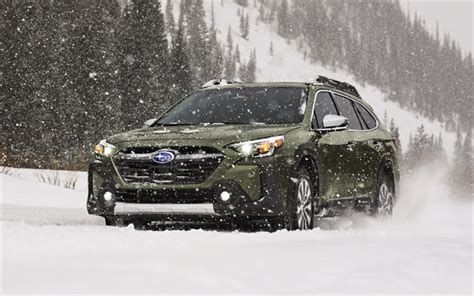 Subaru Outback su strada innevata