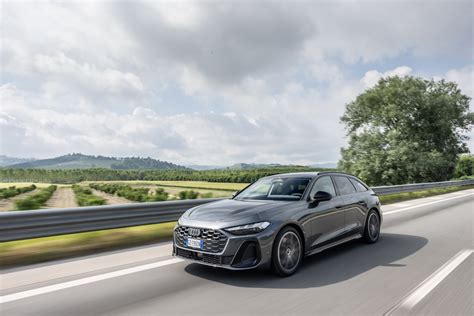 Audi A5 Avant e-hybrid in primo piano su strada