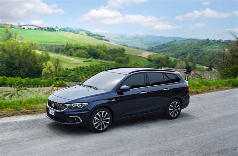 Interni della Fiat Tipo Station Wagon con indicatori di airbag