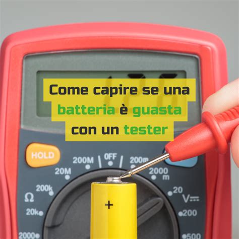 Tecnico che effettua un test della batteria auto