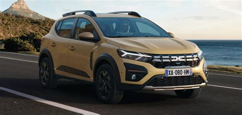 Silhouette della Dacia Sandero Stepway in ambiente urbano