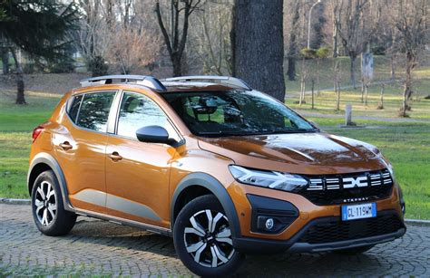 Dettaglio della firma luminosa a T della Dacia Sandero Stepway