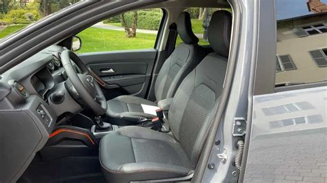 Dettagli degli interni arancioni della Dacia Duster Extreme