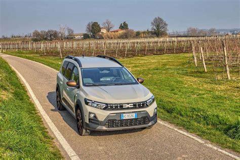 Dacia Jogger in una strada di campagna