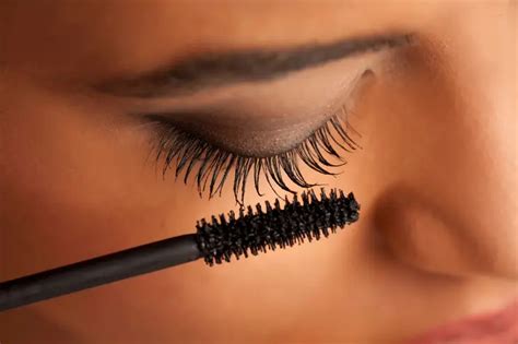 Donna che applica mascara con un movimento a zig zag