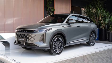 OMODA 9 Super Hybrid in un contesto urbano