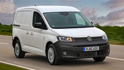 Volkswagen Caddy parcheggiato in una zona panoramica