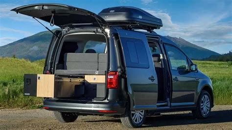 Dettaglio dell'illuminazione interna a LED in un Volkswagen Caddy camperizzato