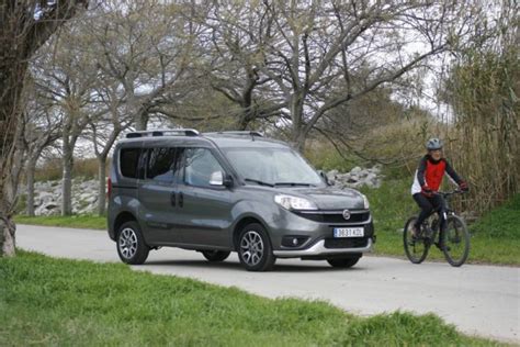 Fiat Doblò Trekking in azione su strada sterrata