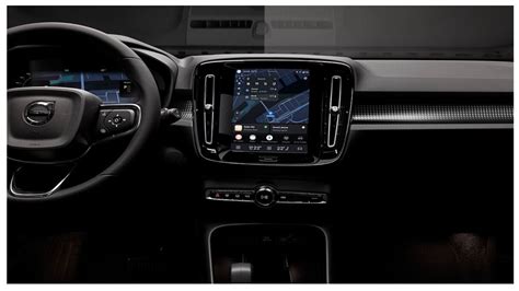 Veicolo Volvo moderno con icone digitali fluttuanti