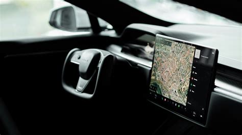 Schermata centrale di un'auto Volvo con navigazione e controlli multimediali visualizzati contemporaneamente