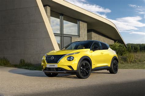 panoramica frontale Nissan Juke moderna su strada urbana