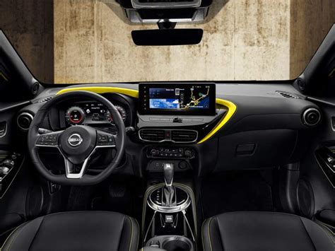 dettagli interni tecnologici di una Nissan Juke recente