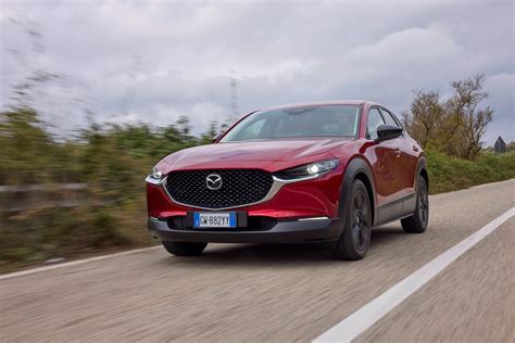 Mazda CX-30 in movimento su strada panoramica