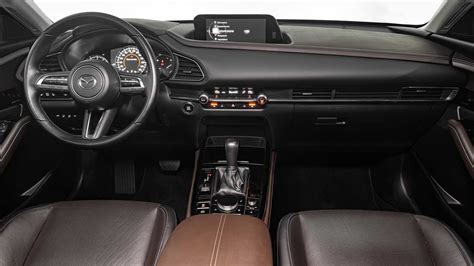 Interni della Mazda CX-30 con focus sulla plancia e l'infotainment