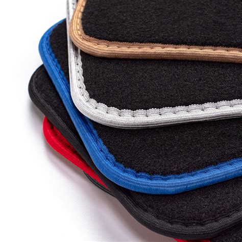 Primo piano di diversi tipi di materiali per tappetini auto: gomma, moquette, velluto