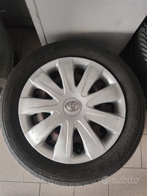 Toyota Yaris con diversi tipi di cerchi
