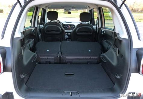 Bagagliaio Fiat 500L con subwoofer