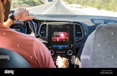 Interno di una Volkswagen con un moderno navigatore GPS 2 DIN installato