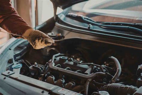 Ascoltare il motore dell'auto