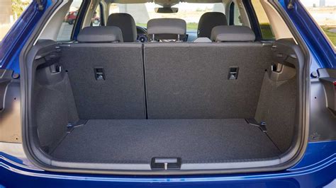 Volkswagen Fox posteriore con bagagliaio aperto