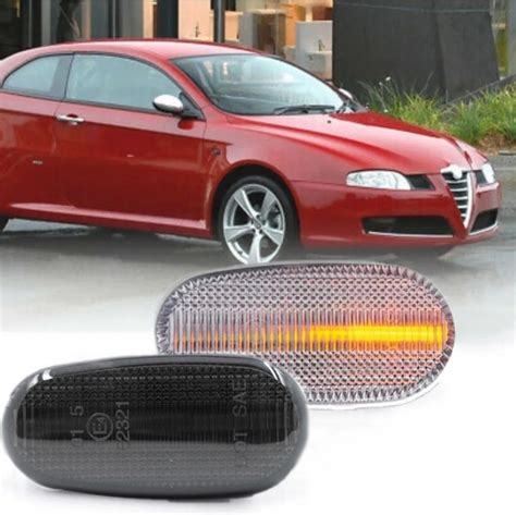 Vista laterale di un'Alfa Romeo GT con frecce laterali a LED accese
